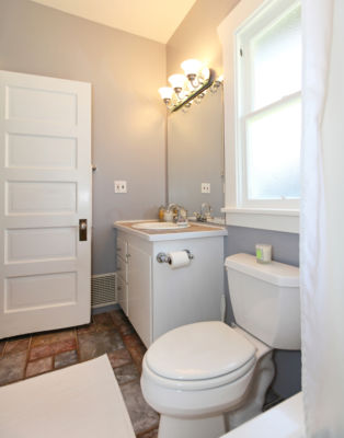 dark shades accent for small bathroom